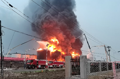 FH至尊压缩空气泡沫消防车救援广东省佛山市高明区火灾
