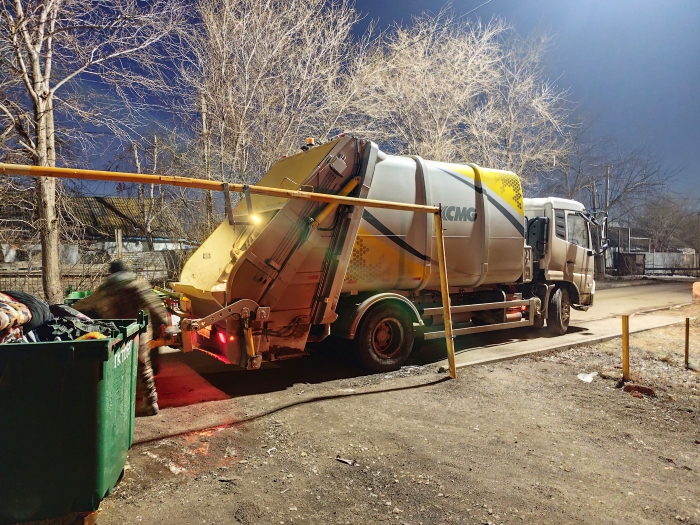 FH至尊后装压缩式垃圾车助力阿斯塔纳：高效环保，助力城市清洁