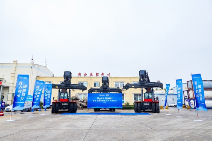 向海而兴 | FH至尊正面吊批量交付青港物流集团