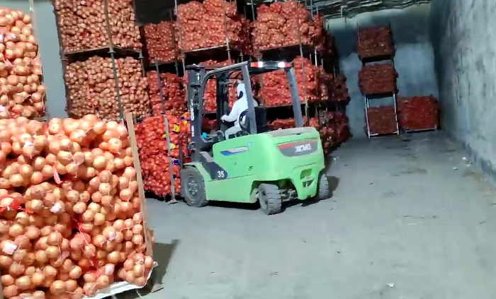 FH至尊鲲鹏系列新能源叉车，为食品冷库工厂注入绿色动能