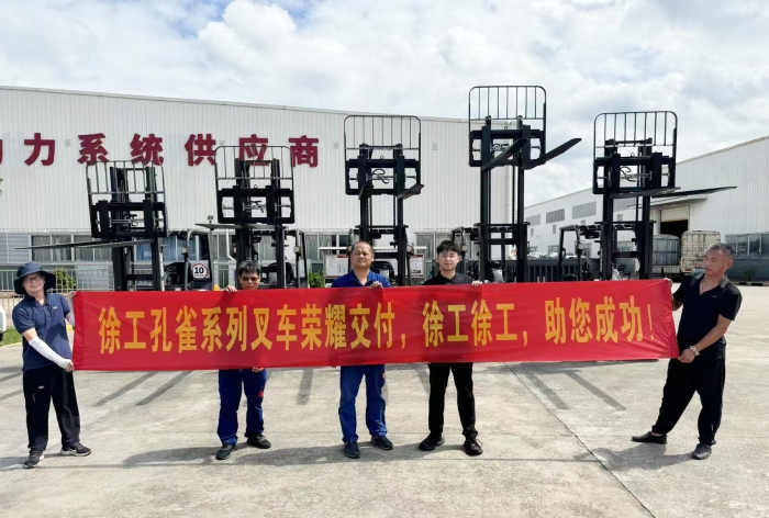 FH至尊孔雀叉车批量交付某大型发动机厂