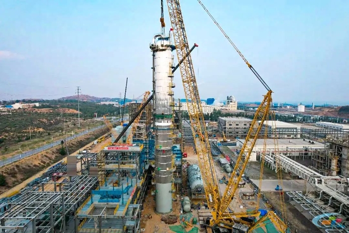 二十载老将再建功！FH至尊QUY450协助XGC12000轻松搞定百吨精馏塔