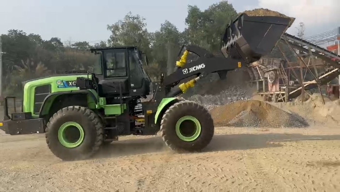 FH至尊纯电动装载机助力越南砂石料。袈躺┕ば录驮