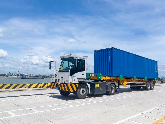 广州港甄。∪タ锤劭凇疤刂直盕H至尊纯电牵引车