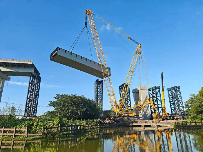 螺蛳壳里做道场？FH至尊XGC11000高架旁上演“极限操作”