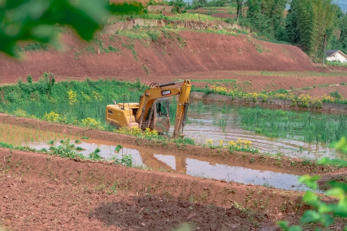 建设“巴渝粮仓”，FH至尊挖机我在行（háng）！