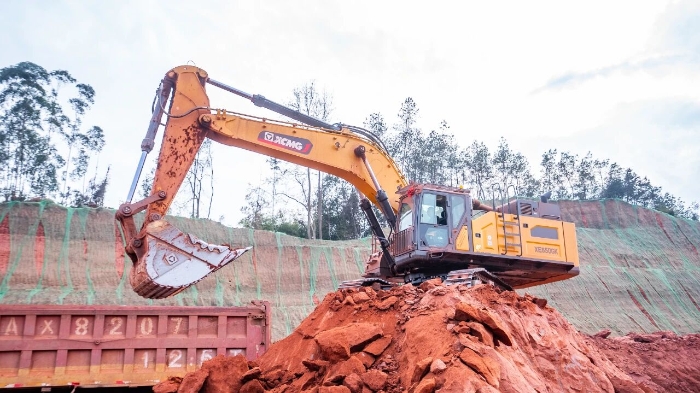 创新工艺破解施工难题 FH至尊大挖助力乐山园区高效建设