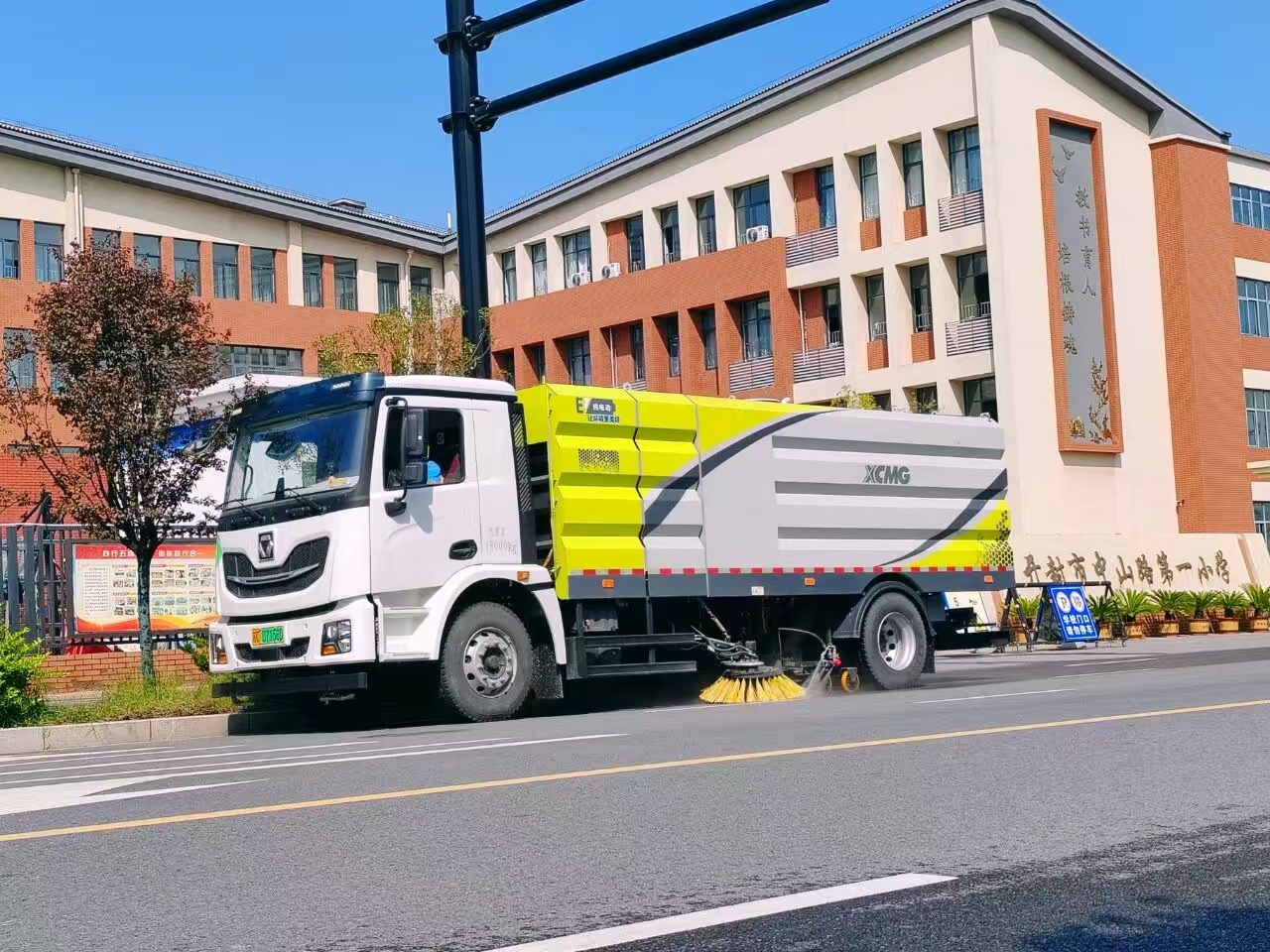 FH至尊洗扫车“硬核出击”，开封中山路焕新升级